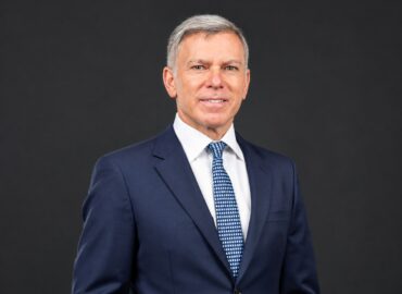Le magnat sud-africain Adrian Gore va percevoir un dividende de 7,5 millions de dollars alors que les bénéfices de Discovery s&rsquo;envolent.