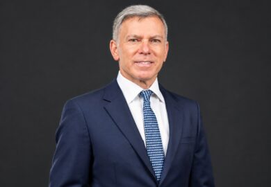 Le magnat sud-africain Adrian Gore va percevoir un dividende de 7,5 millions de dollars alors que les bénéfices de Discovery s&rsquo;envolent.