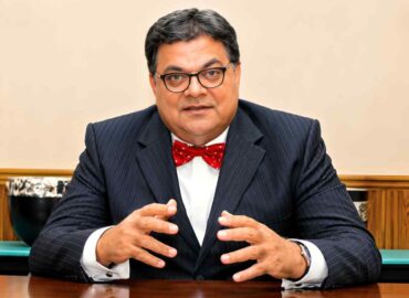 La participation de l&rsquo;homme d&rsquo;affaires angolais Carlos Vicente dans la Standard Bank mise en vente pour 261 millions de dollars.
