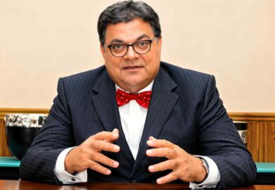 La participation de l&rsquo;homme d&rsquo;affaires angolais Carlos Vicente dans la Standard Bank mise en vente pour 261 millions de dollars.