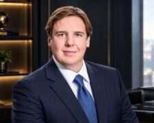 Le fils d&rsquo;un milliardaire sud-africain nommé co-vice-président du géant du luxe Richemont (120 milliards de dollars)